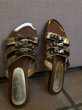Bow Gold 2 Lips Too Slip-On Sandals with Bow Accents - Size 7